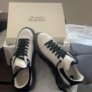 Like brand new original Alexander McQueen only worn 3 times, size 8.